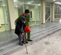 Lực lượng Công an làm việc đến nửa đêm cấp căn cước gắn chíp cho người dân