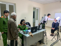 Lực lượng Công an làm việc đến nửa đêm cấp căn cước gắn chíp cho người dân