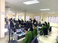 Lực lượng Công an làm việc đến nửa đêm cấp căn cước gắn chíp cho người dân