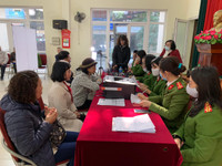 Lực lượng Công an làm việc đến nửa đêm cấp căn cước gắn chíp cho người dân