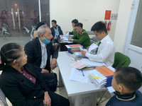 Lực lượng Công an làm việc đến nửa đêm cấp căn cước gắn chíp cho người dân