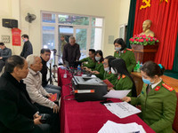 Lực lượng Công an làm việc đến nửa đêm cấp căn cước gắn chíp cho người dân