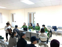 Lực lượng Công an làm việc đến nửa đêm cấp căn cước gắn chíp cho người dân