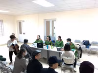 Lực lượng Công an làm việc đến nửa đêm cấp căn cước gắn chíp cho người dân