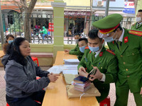 Công an quận Đống Đa đến tận khu dân cư cấp căn cước gắn chíp cho công dân