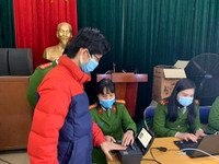 Công an quận Đống Đa đến tận khu dân cư cấp căn cước gắn chíp cho công dân