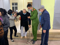 Công an quận Đống Đa đến tận khu dân cư cấp căn cước gắn chíp cho công dân