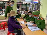 Công an quận Đống Đa đến tận khu dân cư cấp căn cước gắn chíp cho công dân