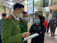 Công an quận Đống Đa đến tận khu dân cư cấp căn cước gắn chíp cho công dân