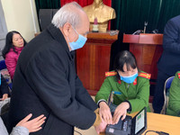 Công an quận Đống Đa đến tận khu dân cư cấp căn cước gắn chíp cho công dân