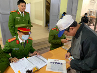 Công an quận Đống Đa đến tận khu dân cư cấp căn cước gắn chíp cho công dân