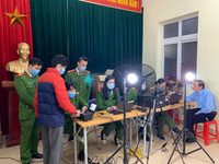 Công an quận Đống Đa đến tận khu dân cư cấp căn cước gắn chíp cho công dân