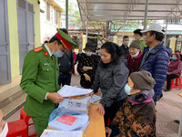 Công an quận Đống Đa đến tận khu dân cư cấp căn cước gắn chíp cho công dân