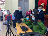 Công an quận Đống Đa đến tận khu dân cư cấp căn cước gắn chíp cho công dân