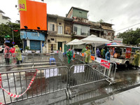 [Ảnh] Hàng chục CBCS đội mưa lớn, tiếp nhận hàng hóa cho nhân dân trong vùng phong tỏa Văn Miếu - Văn Chương