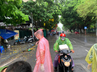 [Ảnh] Hàng chục CBCS đội mưa lớn, tiếp nhận hàng hóa cho nhân dân trong vùng phong tỏa Văn Miếu - Văn Chương