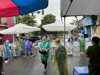 [Ảnh] Hàng chục CBCS đội mưa lớn, tiếp nhận hàng hóa cho nhân dân trong vùng phong tỏa Văn Miếu - Văn Chương