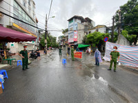 [Ảnh] Hàng chục CBCS đội mưa lớn, tiếp nhận hàng hóa cho nhân dân trong vùng phong tỏa Văn Miếu - Văn Chương