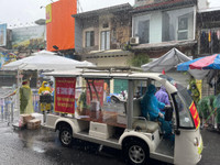 [Ảnh] Hàng chục CBCS đội mưa lớn, tiếp nhận hàng hóa cho nhân dân trong vùng phong tỏa Văn Miếu - Văn Chương