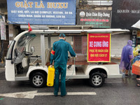 [Ảnh] Hàng chục CBCS đội mưa lớn, tiếp nhận hàng hóa cho nhân dân trong vùng phong tỏa Văn Miếu - Văn Chương