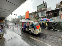 [Ảnh] Hàng chục CBCS đội mưa lớn, tiếp nhận hàng hóa cho nhân dân trong vùng phong tỏa Văn Miếu - Văn Chương