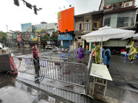 [Ảnh] Hàng chục CBCS đội mưa lớn, tiếp nhận hàng hóa cho nhân dân trong vùng phong tỏa Văn Miếu - Văn Chương