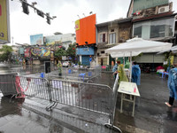 [Ảnh] Hàng chục CBCS đội mưa lớn, tiếp nhận hàng hóa cho nhân dân trong vùng phong tỏa Văn Miếu - Văn Chương