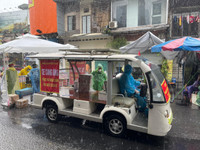 [Ảnh] Hàng chục CBCS đội mưa lớn, tiếp nhận hàng hóa cho nhân dân trong vùng phong tỏa Văn Miếu - Văn Chương