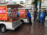 [Ảnh] Hàng chục CBCS đội mưa lớn, tiếp nhận hàng hóa cho nhân dân trong vùng phong tỏa Văn Miếu - Văn Chương