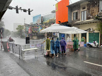 [Ảnh] Hàng chục CBCS đội mưa lớn, tiếp nhận hàng hóa cho nhân dân trong vùng phong tỏa Văn Miếu - Văn Chương