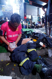 Những hình ảnh lính cứu hỏa Hà Nội bị thương, kiệt sức sau nhiều giờ chữa cháy 