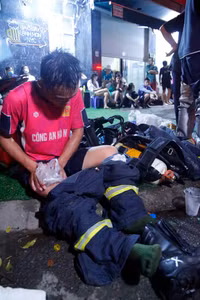 Những hình ảnh lính cứu hỏa Hà Nội bị thương, kiệt sức sau nhiều giờ chữa cháy 