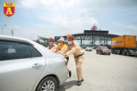 CSGT phân luồng, đẩy xe gặp sự cố trên cao tốc để tránh ùn tắc