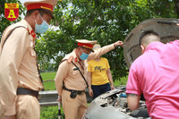 CSGT phân luồng, đẩy xe gặp sự cố trên cao tốc để tránh ùn tắc