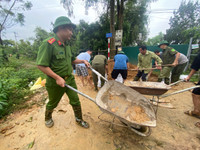Hà Nội: Lực lượng Bảo vệ an ninh trật tự ở cơ sở sát cánh cùng nhân dân vượt qua khó khăn trong bão lũ