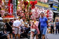 Khách du lịch nước ngoài trải nghiệm Giáng sinh trên phố Hàng Mã