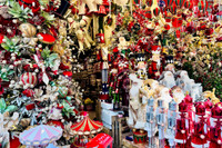 Khách du lịch nước ngoài trải nghiệm Giáng sinh trên phố Hàng Mã