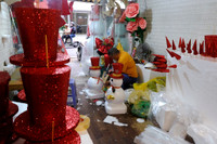 Khách du lịch nước ngoài trải nghiệm Giáng sinh trên phố Hàng Mã