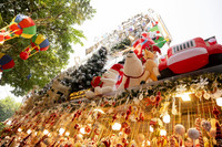 Khách du lịch nước ngoài trải nghiệm Giáng sinh trên phố Hàng Mã