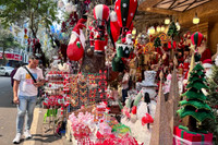 Khách du lịch nước ngoài trải nghiệm Giáng sinh trên phố Hàng Mã