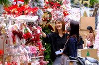 Khách du lịch nước ngoài trải nghiệm Giáng sinh trên phố Hàng Mã