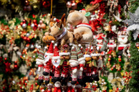 Khách du lịch nước ngoài trải nghiệm Giáng sinh trên phố Hàng Mã