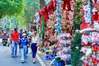 Khách du lịch nước ngoài trải nghiệm Giáng sinh trên phố Hàng Mã