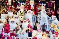 Khách du lịch nước ngoài trải nghiệm Giáng sinh trên phố Hàng Mã