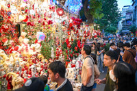 Khách du lịch nước ngoài trải nghiệm Giáng sinh trên phố Hàng Mã