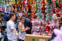 Khách du lịch nước ngoài trải nghiệm Giáng sinh trên phố Hàng Mã