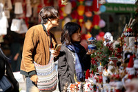 Khách du lịch nước ngoài trải nghiệm Giáng sinh trên phố Hàng Mã