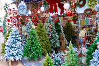 Khách du lịch nước ngoài trải nghiệm Giáng sinh trên phố Hàng Mã