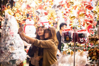 Khách du lịch nước ngoài trải nghiệm Giáng sinh trên phố Hàng Mã