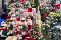 Khách du lịch nước ngoài trải nghiệm Giáng sinh trên phố Hàng Mã